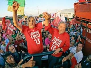 Delcídio, então filiado ao PT, e Lula, durante ato de campanha; ex-presidente viu pedido de indenização ser novamente rejeitado. (Foto: Ricardo Stuckert/Instituto Lula/Reprodução)