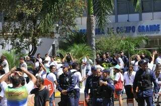 Guardas municipais reforçam a segurança do prédio do Paço (Foto: Alcides Neto)