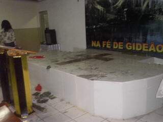 Pedras atiradas por fiel também destruíram azulejos Foto: Jane Araújo/Repórter News)