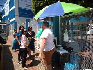 Ambulantes aproveitam para vender água, refrigerante e salgado próximo ao local de prova (Foto: Leonardo Rocha)