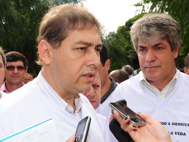 Sem resposta sobre abono cortado, Bernal nega ass&eacute;dio a servidores