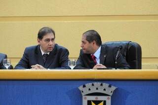 Prefeito Alcides Bernal ao lado do presidente da Câmara de Vereadores, Mário César (Foto: Luciano Muta)