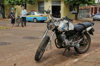Mototaxista bateu a cabeça no meio fio e morreu no local (Foto: Marcos Ermínio)