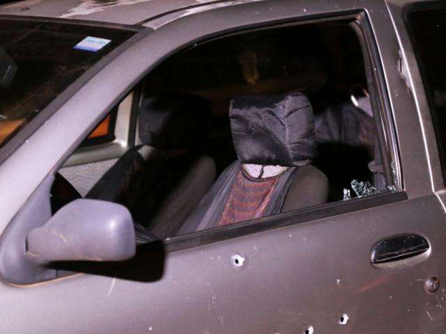 Motociclista persegue carro, executa motorista e fere dois passageiros