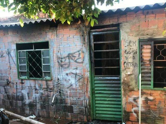 Mulher discute com ex-marido e tem casa incendiada 