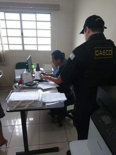 Agentes fazendo buscas em um dos endereços alvo de mandado de busca e apreensão (Foto: Gaeco-MS/Divulgação)