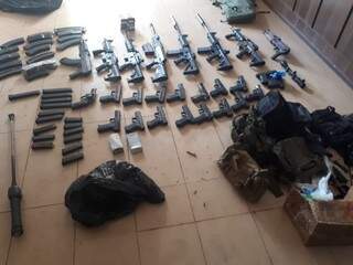Armas apreendidas na casa usada por Marcelo Rios (Foto/Divulgação: Garras)