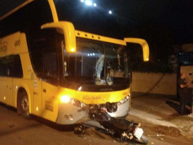 Motociclista vai parar em CTI depois de bater em &ocirc;nibus parado 