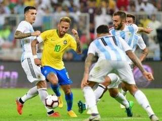 Neymar tenta passar por quatro adversários no clássico (Foto: Divulgação)