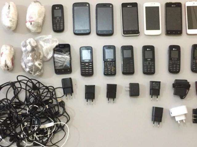 Pente-fino em pres&iacute;dio feminino encontra 16 celulares e maconha