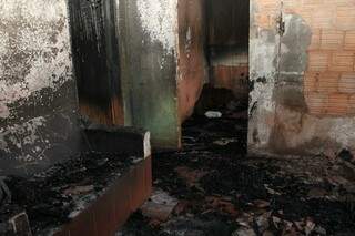 Casa foi destruída por incêndio que matou duas pessoas no Jardim Colúmbia, na noite de segunda-feira. (Foto: Marcelo Calazans)