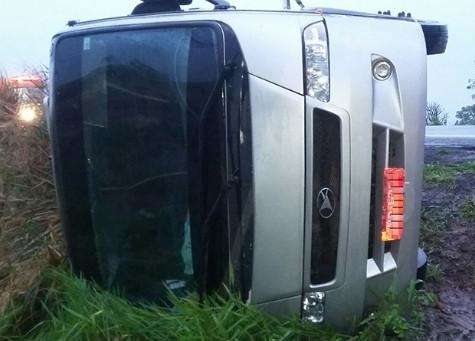 Ap&oacute;s aquaplanagem, micro-&ocirc;nibus tomba na BR-163 e quatro ficam feridos