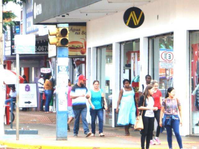 Crise afeta presente do Dia das M&atilde;es e menos douradenses v&atilde;o &agrave;s compras