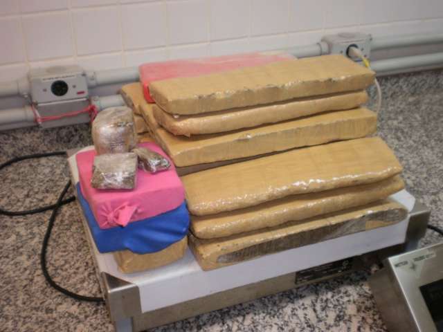 Mulher &eacute; presa no Aeroporto com 15 kg de maconha na mala