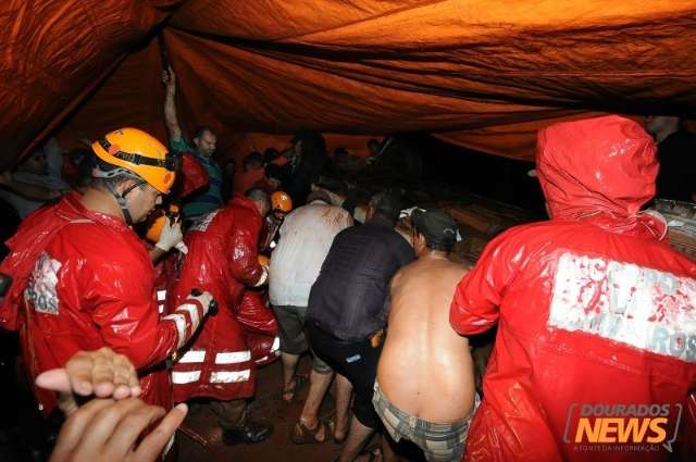 Mulher de 18 e filha de 2 morreram em capotamento de caminhonete