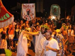 Muitos foliões foram fantasiados, carregando os estandartes e entrando no clima de carnaval. (Foto: Alcides Neto)