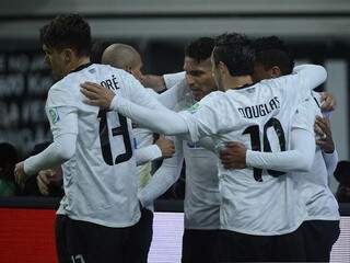 Corintianos comemoram gol marcado por volta dos 30 minutos. (Foto: Terra)