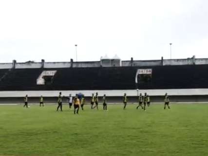 Antes de jogo contra Operário, Botafogo-PB treina em campo molhado no Morenão