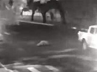 Imagem de câmera de segurança mostra a caminhonete deixando o local, deixando o corpo da vítima para trás. (Foto: Reprodução vídeo)