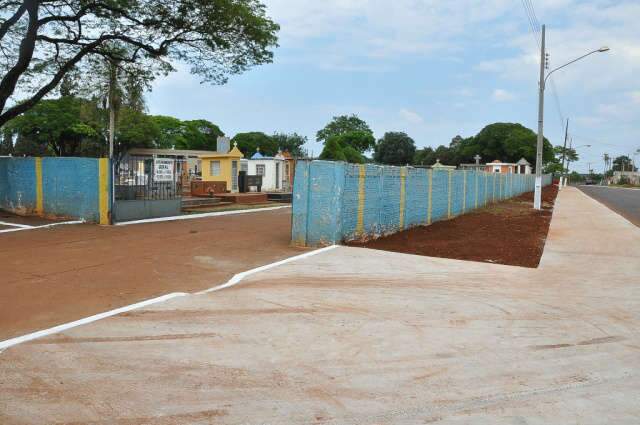  Cemit&eacute;rios de Dourados devem receber 60 mil visitantes, estima prefeitura