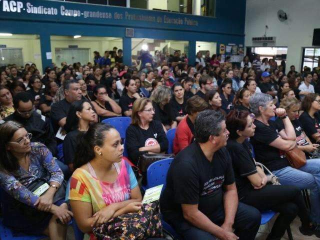 Sindicato visita escolas e prev&ecirc; paralisa&ccedil;&atilde;o de 2 mil professores