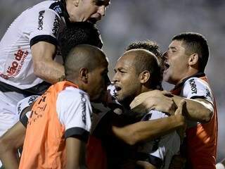 Jogadores da Ponte comemoram o empate em São Paulo (foto: Terra)