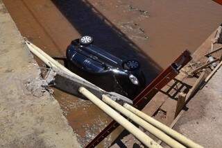 Citroen C3 caiu no rio Anhanduí, em Campo Grande, mas motorista escapou ilesa (Foto: Helton Verão)