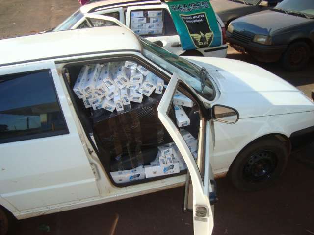 Pol&iacute;cia apreende dois carros com 3 mil pacotes de cigarros contrabandeados