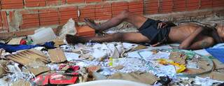 Um menino de 12 anos, supostamente usuário de drogas, dormia em meio ao lixo e abandono da construção. (Foto: João Garrigó)