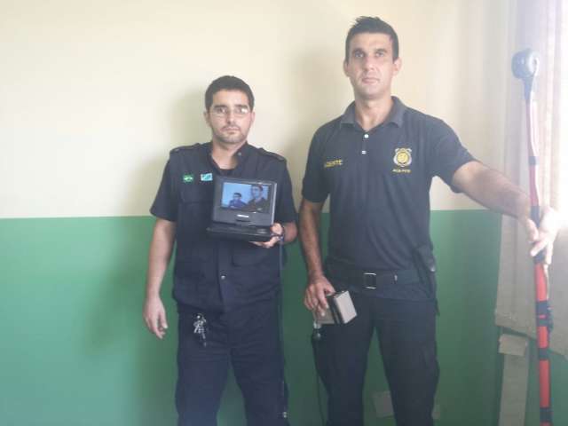 Agentes penitenci&aacute;rios adaptam equipamento que ajuda a monitorar pres&iacute;dio