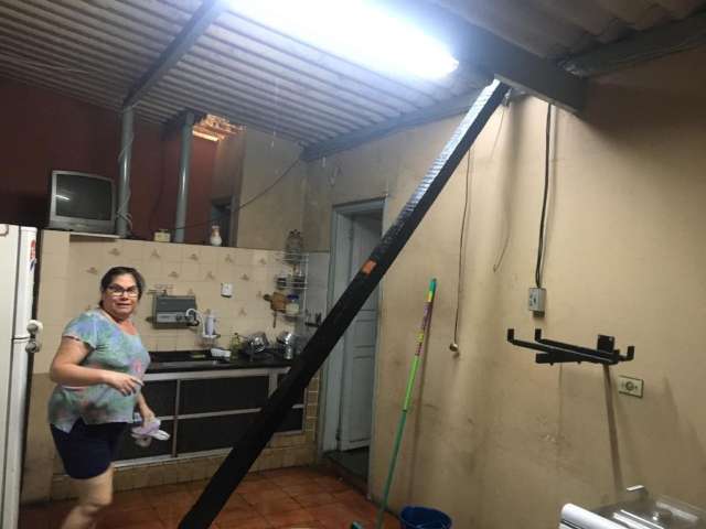 Vento destelha galp&atilde;o e destro&ccedil;os atingem outros 4 im&oacute;veis no Centro