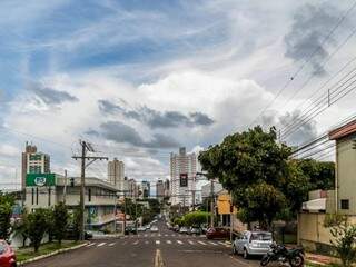 Céu encoberto por nuvens em Campo Grande nesta quinta-feira (12) (Foto: Fernando Antunes)
