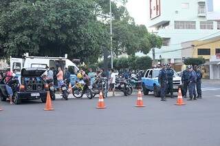 Até às 17h, cerca de 20 motos e um carro foram parados para a checagem. (Foto: Alcides Neto)