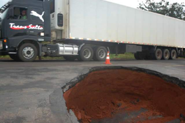  Buraco na BR-163 interdita as duas pistas e acostamento serve como passagem