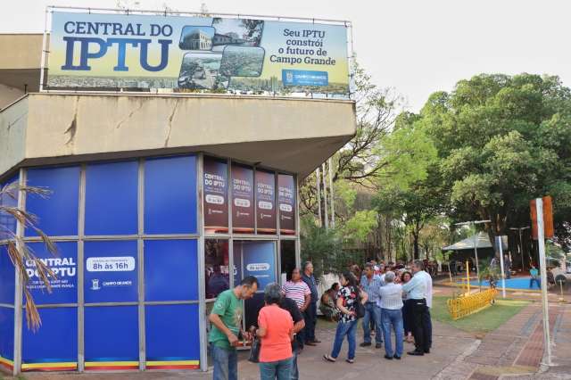 Contribuinte madruga para evitar final da fila no &uacute;ltimo dia de Refis
