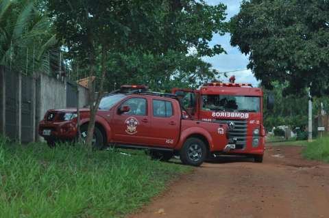 Água em tomada causa princípio de incêndio em residência no Vilas Boas