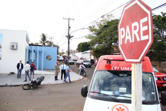 Mulher que atropelou motociclista n&atilde;o tinha CNH; ele precisa de sangue