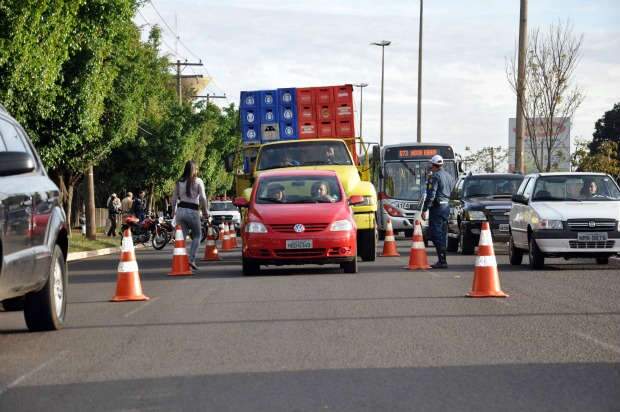  Blitz multa 50 condutores e apreende 15 ve&iacute;culos na Capital
