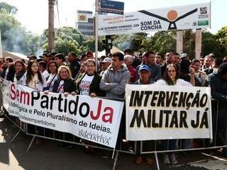 Faixa do Movimento Escola Sem Partido levada para o desfile do Dia da Independência (Foto: Marcos Ermínio)
