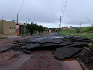 Asfalto no Jardim Paradiso, na Rua Carlota de Almeida Lemos após a chuva do dia 12 de fevereiro (Foto: Henrique Kawaminami)
