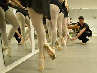 Israel é professor de ballet clássico e no futuro imagina abrir o próprio estúdio (Foto: Ivan Carlos)