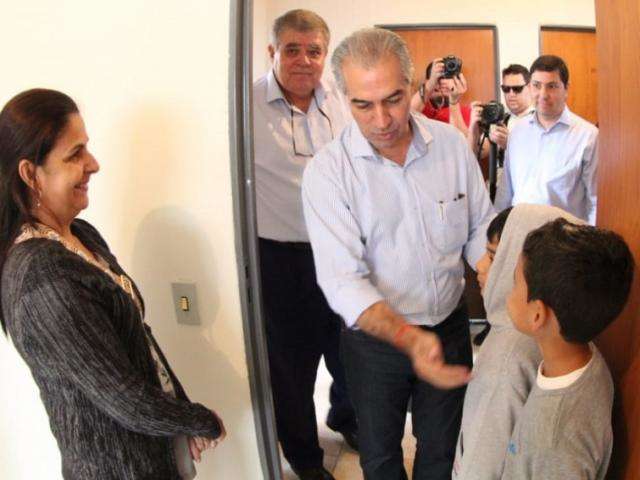 Moradores de residencial recebem as chaves de 280 novos apartamentos