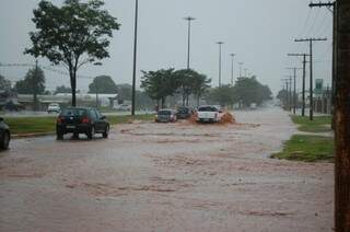 Chuva alagou ruas na tarde de hoje (19) (Foto: Alan Diógenes)