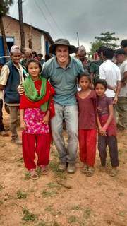 O trabalho do missionário Yuri Breder é recolher as doações, comprar mantimentos e distribuir aos desabrigados nos vilarejos nepalês (Foto: divulgação/Yuri Breder)