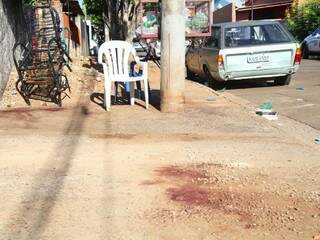 Manchas de sangue ficaram na calçada onde as vítimas estavam. (Foto: Marcos Ermínio) 