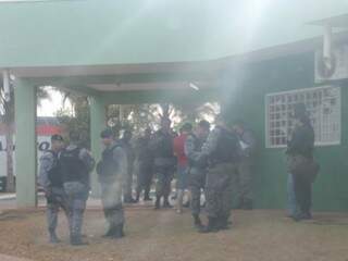 Policias do Batalhão de Choque em prédio de Chapadão do Sul. (Foto: Cesar Rodrigues/Chapadense News)
