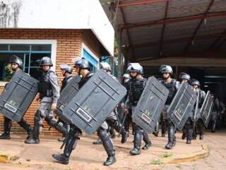 Movimentação de policiais do Batalhão de Choque em frente a Máxima nesta manhã (Foto: Marcos Maluf)