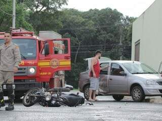 Duas mulheres ficam feridas em acidente envolvendo carro e moto (Foto: André Bittar) 