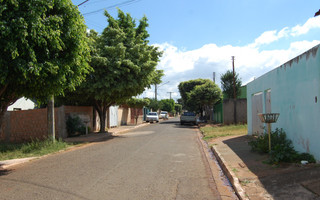 Na rua em que moradora foi morta em assalto, moradores reclamam da presença de traficantes na região. (Foto: Simão Nogueira)