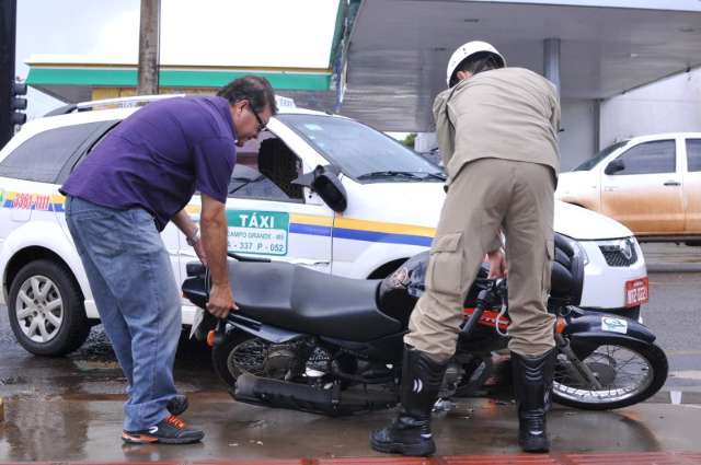Tr&ecirc;s acidentes com motos ferem gestante, jovem e jornalista nesta tarde